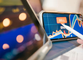 Trader wertet gleichzeitig Bitcoin-, Ethereum- und Forex-Optionen über mehrere Märkte aus